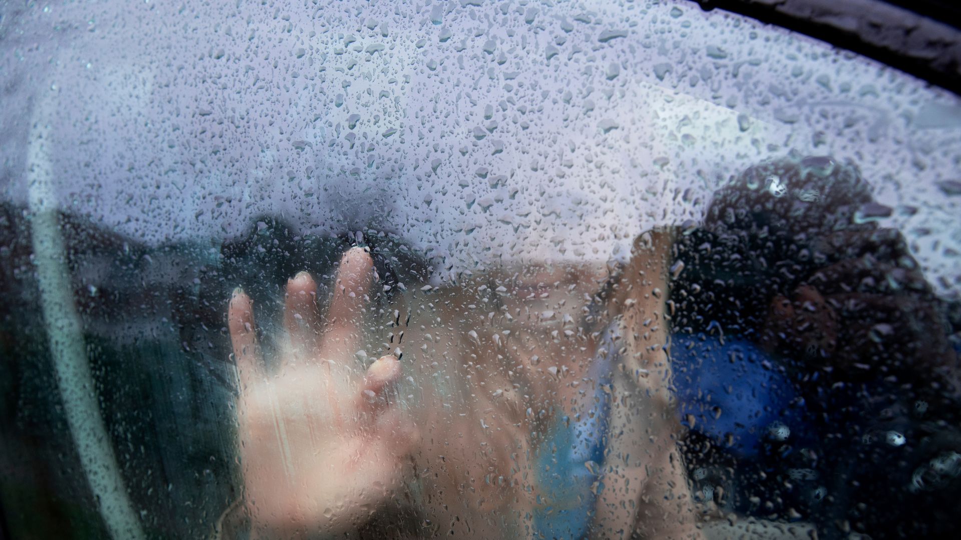 You are currently viewing Kaca Mobil Buram saat Hujan, Ungkap Penyebabnya!
