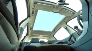 Read more about the article Menguak Manfaat Sunroof Mobil: Kenikmatan Exstra di Atas Roda