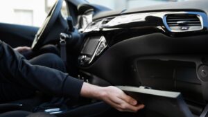Read more about the article Glove Box Mobil: Ruang Penyimpanan Kecil dengan Fungsi Besar