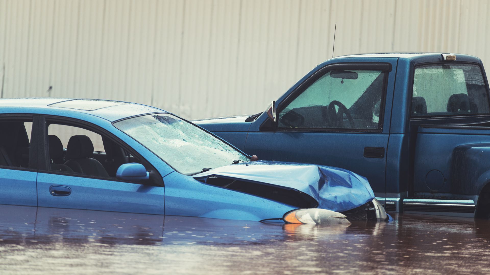 You are currently viewing Identifikasi Mobil Bekas Banjir: Tanda-tanda dan Risiko yang Timbul