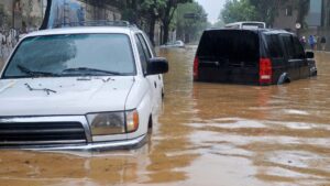 Read more about the article Mobil Terendam Banjir: 5 Dampak dan Solusi Perbaikan yang Tepat