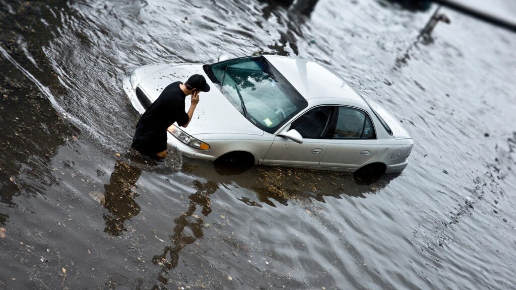 Mobil Terendam Banjir