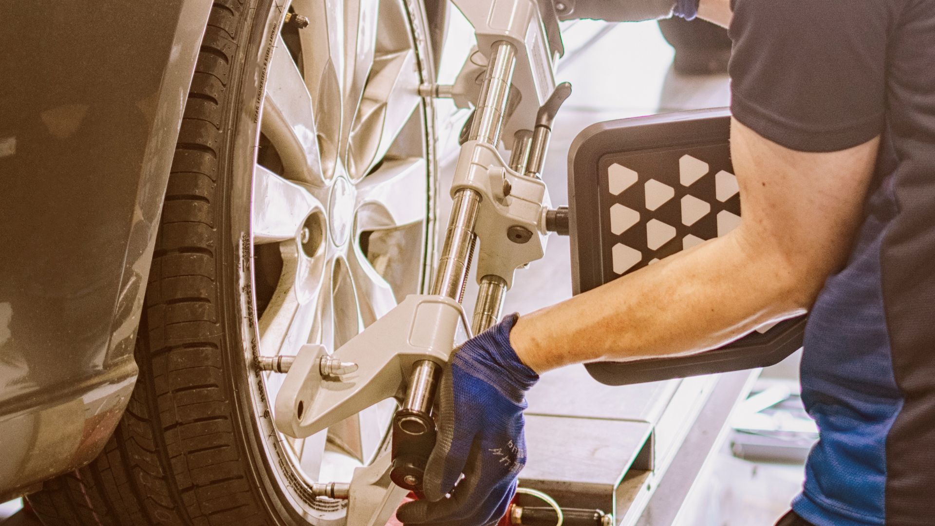 You are currently viewing Wheel Alignment untuk Keseimbangan dan Keamanan Berkendara